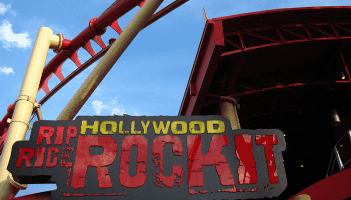 Hollywood Rip Ride Rockit uma montanha russa que usa velocidade, adrenalina e muito rock.