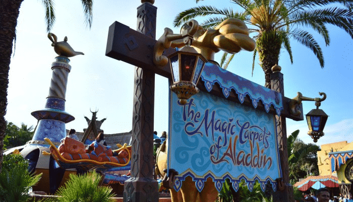 Na Adventureland voçe encontra diversas atrações importantes. Uma delas é o tapete do Aladdin. Brinquedo que as crianças aodram.o 