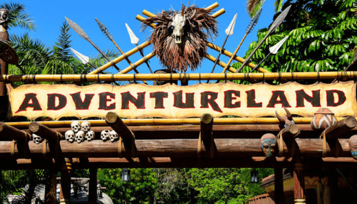 Entrada da Adventureland. Uma área dedicada aos aventureiros. Repletas de atrações e paisagismo das aventuras mais famosas.
