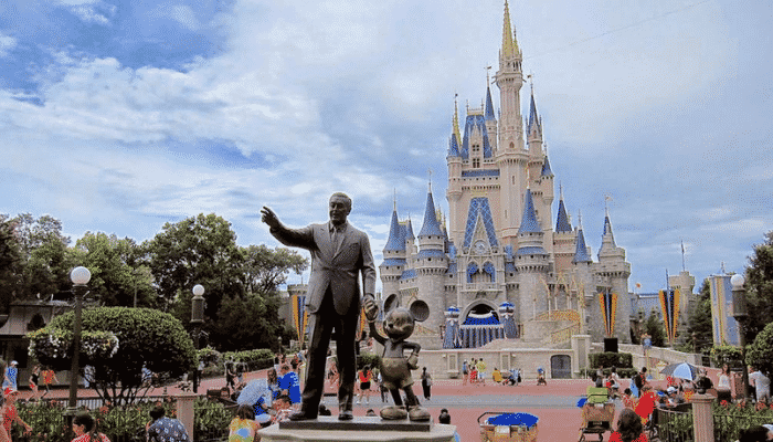 A parte final da Main Street. Linda estatua de Walt Disney com o lindo Castelo da Cinderela ao fundo.