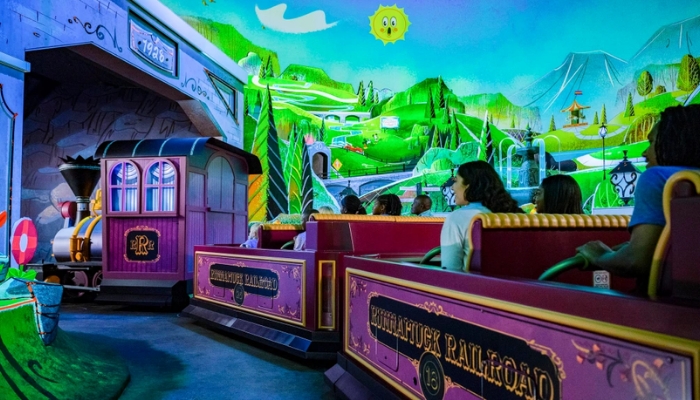 Mickey & Minnie’s Runaway Railway é a nova atração no Hollywood Studios em Orlando. Venha descobrir tudo sobre este brinquedo.