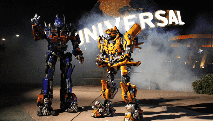Production Central na universal apresenta logo de inicio o brinquedo do Transformers, um dos mais concorridos. 