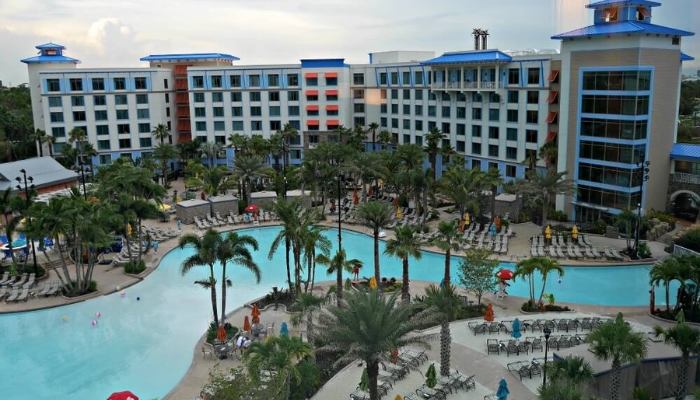 No hotel Loews Sapphire Falls Resort da Universal além de uma enorme piscina você ganha benefícios exclusivos.  