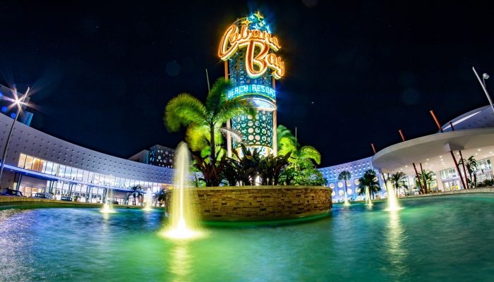 Venha conhecer os 5 benefícios exclusivos para quem se hospeda no Cabana Bay, resort da Universal Studios. 