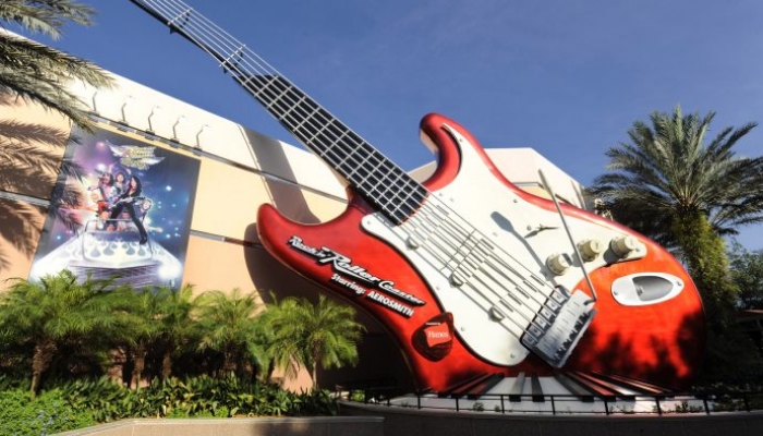 Rock’n’ Roller Coaster: Montanha-Russa do Aerosmith no Parque Hollywood Studios da Disney Orlando. Uma mistura de loopings, giros e Rock.