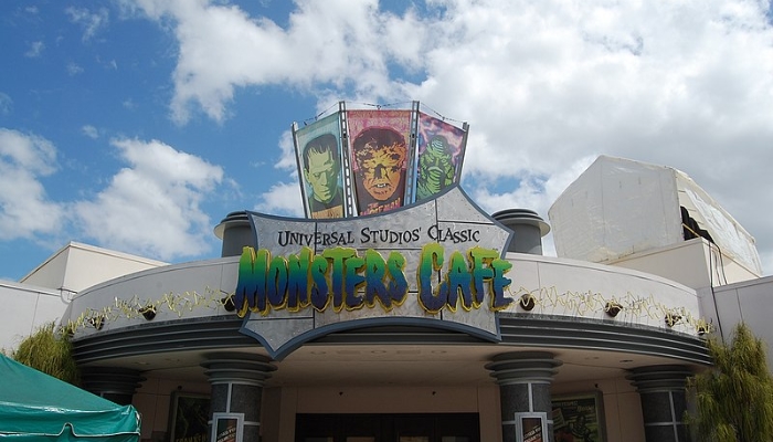 No parque Universal Studios em Orlando, você encontrará o restaurante Universal Studios’s Classic Monsters Café. Um restaurante monstruoso e com comidas deliciosas.