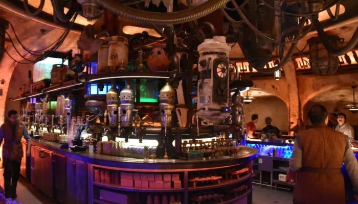 Conheça um verdadeiro Bar da Galáxia de Star Wars e experimente drinks e snacks de outro mundo.