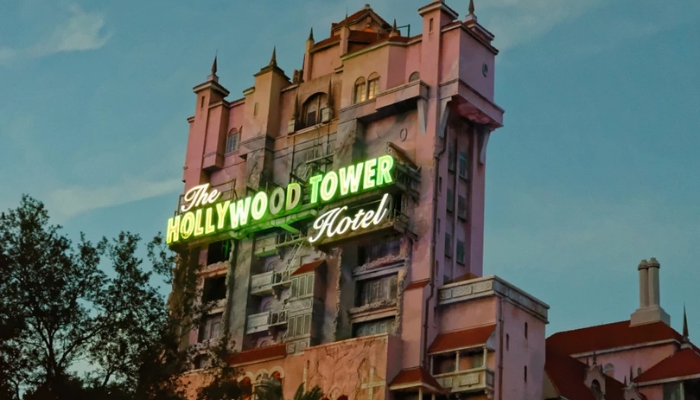 A Torre do Terror (Twilight Zone Tower of Terror) está localizada na área Sunset Boulevard no parque do Hollywood Studios. É uma torre repleta de curiosidades e histórias assustadoras.
