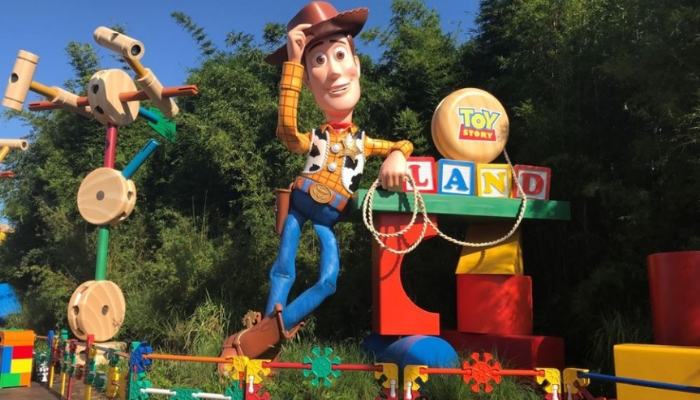 Woody a sua espera para você virar um dos brinquedos do Andy.