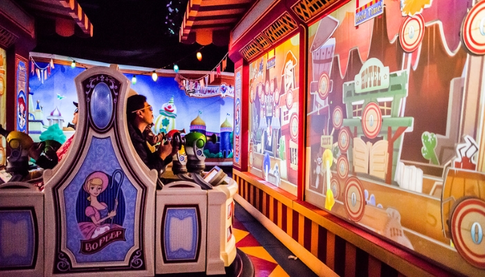 Traga seu filho para uma experiência única na área do Toy Story na Disney.   