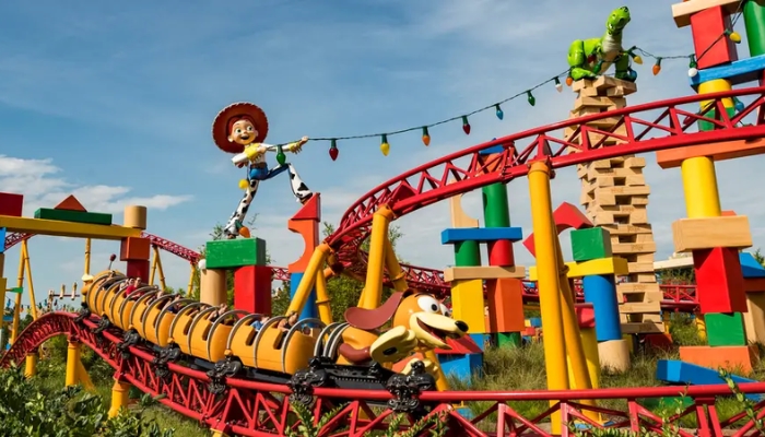 Saiba tudo sobre as atrações do Toy Story Land e divirta-se muito mais com Andy e sua turma.