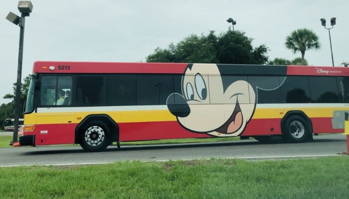 O transporte da Disney mais utilizado em Orlando pelos visitantes é o ônibus. Esse serviço de transporte é oferecido gratuitamente pela Walt Disney World Resort.