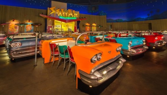 Sci-Fi Dine-In um restaurante, uma experiência única da Disney World onde você pode sentar em carros solitários enquanto aprecia a comida de estilo americano.