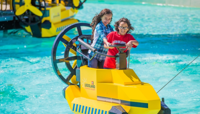  LEGOLAND é um parque de diversão para os pequenos, mas o que você talvez não saiba é que eles têm uma área com água para se divertir, a Aquazone Wave Racers.