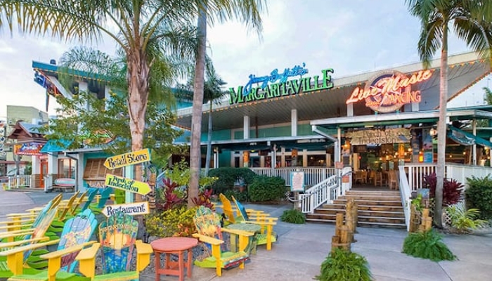 Fuja para um oásis tropical no coração do Universal CityWalk! Experimente uma variedade de  sucessos do restaurante Jimmy Buffett’s Magaritaville
