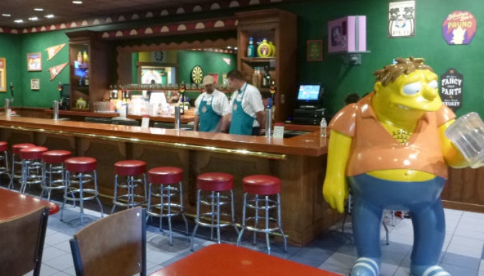 O bar apresenta muitas das bebidas e comidas favoritas que você encontraria no Moe’s Tavern, incluindo Flaming Moe's, Duff Beer e Lard Lad Donuts.