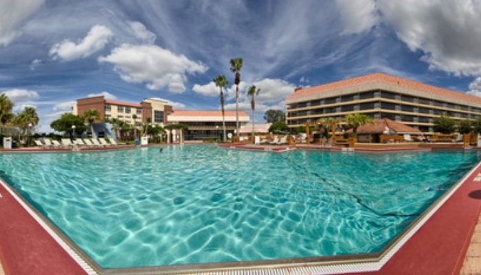 Deseja se aventurar pelos parques temáticos de Orlando? O Clarion Hotel Lake Buena Vista fica ao lado do Walt Disney World Resort e do Centro da Disney Springs.