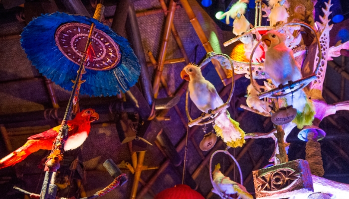 The Enchanted Tiki Room é um show fantástico de animatrônicos e pássaros cantando, papagaios e plantas.