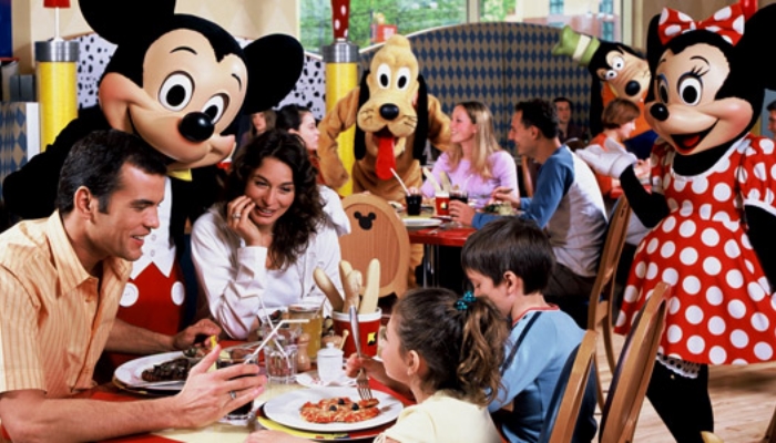 Vamos juntar o útil ao agradável, quero dizer, comer bem e ainda ver personagens em uns restaurantes Disney?