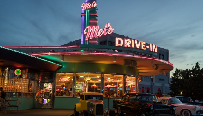 O Mel's Drive-In é um restaurante do parque Universal Studios em Los Angeles que foi inspirado no restaurante de carro dos anos 50. É lá que você pode experimentar as receitas clássicas da época.